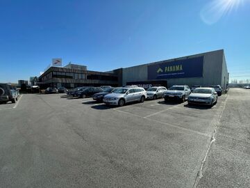 Dit bedrijfsgebouw, gelegen op een terrein van ca. 24.866 m², geniet een zeer strategische ligging op een zichtlocatie langsheen de E17. De uitstekende bereikbaarheid is een van de belangrijkste troeven, met directe toegang tot de E17 via de nabijgelegen