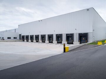 Het betreft de verhuur van een modern logistiek gebouw gelegen te Willebroek. Deze site ligt nabij de A12 (Antwerpen - Brussel) en de containerterminal van Willebroek. 

Het betreft een totale oppervlakte van ca. 7730 m², bestaande uit ca. 7529 m² opsla