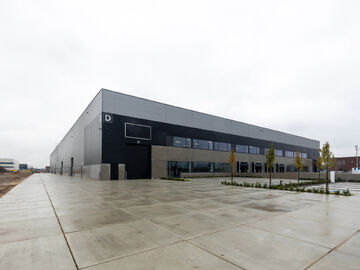 Het betreft de verhuur van een industrieel gebouw in het bedrijvenpark Wijnveld te Zele. Dit pand geniet een uitstekende ligging langs de N47 dewelke een vlotte verbinding biedt met de E17 (Antwerpen-Gent). 

Het gebouw heeft een oppervlakte van ca. 2697 