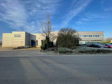 Het betreft de verkoop van een representatief bedrijfsgebouw op een perceel van ca. 8 559 m² in de industriezone 