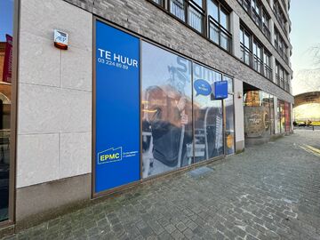 Het betreft een gelijkvloerse kantoorruimte gelegen op het Eilandje te Antwerpen. 

Het kantoor heeft een oppervlakte van ca. 120 m² en is modern afgewerkt.
Dankzij de grote raampartije, hoge plafonds en open landscape inrichting geniet men van een aang