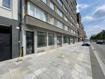 Gelijkvloers kantoor (ca. 601m²) met strategische ligging alsook 2 privatieve toegangen gelegen aan de Leien in het centrum van Antwerpen. 

Het geheel is afgewerkt met een gietvloer alsook verlichting en ventilatie. Achteraan het pand bevinden zich lich