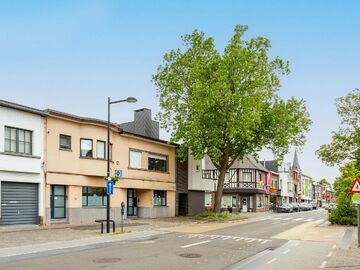 Deze mooie handelsruimte ligt pal in het commerciële centrum van Hove, met een mooie visibiliteit.

Het gelijkvloers heeft een private toegang vanaf de straat en is uitermate geschikt voor een waaier aan toepassingen (vb. vrije beroepen, groepspraktijk,.