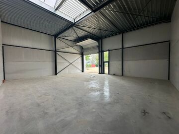 In dit nieuwbouwproject in industriezone 'De Vloeiende' te Kapellen bieden wij deze KMO-unit te huur aan. Het project is zeer centraal gelegen in de regio Kapellen/Ekeren/Brasschaat en biedt een vlotte verbinding met de Antwerpse Haven.

Deze hoekunit hee