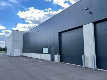 Op een schitterende ligging, langsheen de N16 (Rijksweg) en vlakbij de op- en afrit 7 van de A12, bieden wij deze recente KMO-unit te huur. 

De unit heeft een oppervlakte van ca. 339 m². De unit heeft een vrije hoogte van ca. 6,2 m en is voorzien van ee