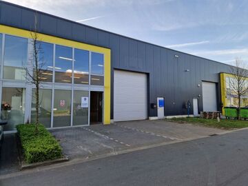 Het betreft de verhuur van een KMO-unit in het bedrijvenpark Picolo te Stabroek. De site is zeer vlot bereikbaar via de afrit Stabroek van de autosnelweg A12 (Havenweg) en gelegen in de onmiddellijke nabijheid van de Antwerpse Haven.

De unit heeft een op