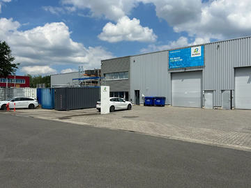 Het betreft de verhuur van een KMO-unit gelegen in industriezone De Zaat in Temse. Deze gunstige ligging nabij zowel op- en afrittencomplex Temse van de E17, als de N16 en de A12, zorgen voor een vlotte ontsluiting naar Antwerpen en Brussel. 

De unit he