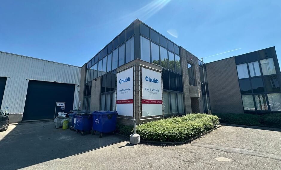 Het betreft de verhuur van een representatieve bedrijfsunit op een zeer centrale locatie te Aartselaar, met een vlotte verbinding naar de A12. 

Het geheel omvat ca. 720 m², bestaande uit 430 m² opslagruimte met mezzanine en 290 m² kantoorruimte. De un
