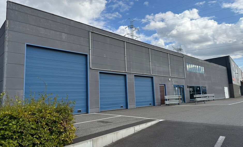 In de TTS-zone te Temse bieden wij dit industrieel gebouw te huur aan. De site is uitstekend gelegen nabij de N16, die zorgt voor een vlotte verbinding met de E17 en de A12.
Het geheel bestaat uit een magazijn van ca. 603 m², gelijkvloerse showroom/kant