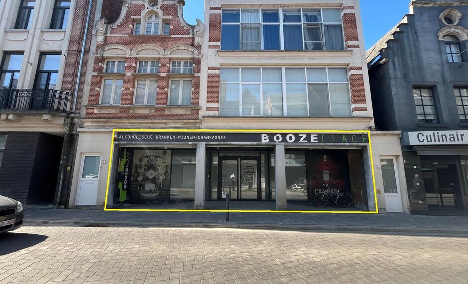 Deze casco handels- of kantoorruimte van ca. 320 m² is gelegen in de Berlarij, aan het nieuwe woonproject Hof Berlamuze.
De ruimte geniet van een goede commerciële ligging dicht bij de stadskern van Lier, in een levendige omgeving met winkels, horeca,