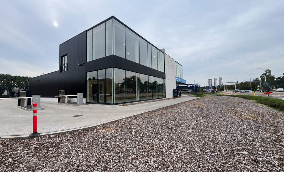 Het betreft een commerci&euml;le ruimte op een uitstekende zichtlocatie in Herentals, met een totale oppervlakte van ca. 851 m&sup2;, verdeeld over ca. 693 m&sup2; op het gelijkvloers en ca. 158 m&sup2; op de eerste verdieping.

Het gelijkvloers leent zich uitstekend voo