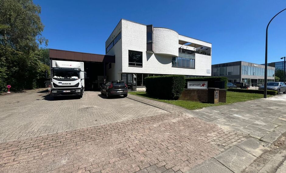Strategisch gelegen bedrijfsgebouw in de industriezone “Terbekehof” te Wilrijk, aan de Fotografielaan en op slechts 400 meter van de op- en afritten van de A12 (Antwerpen – Brussel). Dankzij deze ligging geniet het pand van een vlotte bereikbaarheid