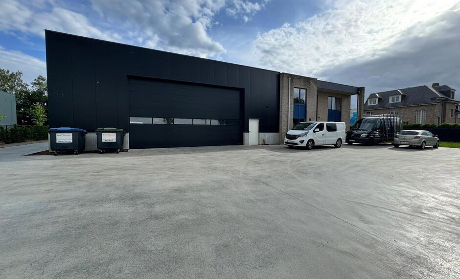 In de Duiventorenstraat te Essen bevindt zich deze unieke vastgoedsite bestaande uit twee naast elkaar gelegen percelen met een totale oppervlakte van maar liefst 5.005 m&sup2;. Dankzij de combinatie van ruime magazijnen, kantoren, showroomruimtes en woongele
