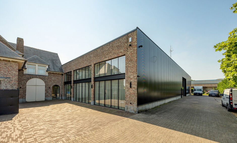 In de Duiventorenstraat 6 te Essen bevindt zich deze veelzijdige eigendom op een perceel van ca. 2.660 m&sup2;. Dankzij de combinatie van ruime magazijn-, showroom- en kantoorruimtes met een ruime woongelegenheid biedt dit pand een uitzonderlijke opportunitei