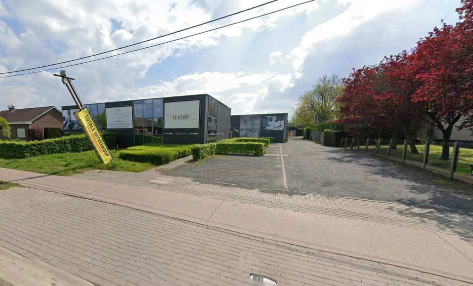 Op een uitstekende zichtlocatie langs de Mechelbaan in Putte bevindt zich deze uitzonderlijke eigendom die wonen en ondernemen perfect combineert. Dankzij de strategische ligging langs een belangrijke verbindingsweg (N15) en de commerciële gevelbreedte g