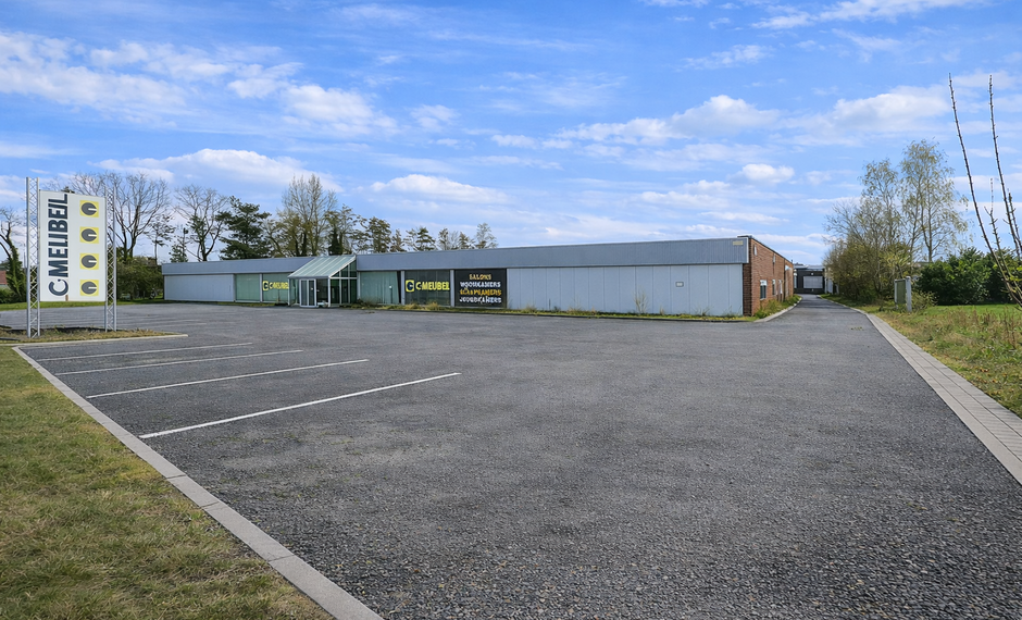 Langs de Antwerpsesteenweg 19 te Rumst bevindt zich deze voormalige showroom van C-Meubel met een totale showroomoppervlakte van ca. 2.326 m&sup2;, aangevuld met een aanpalend, niet-vergund magazijn van ca. 1.560 m&sup2;.

Het geheel is gelegen op een ruim percee