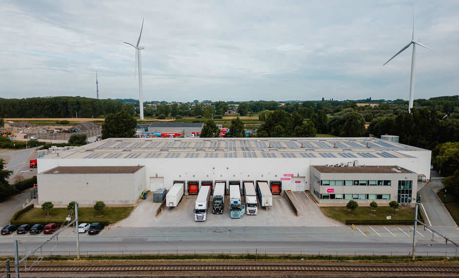 Het betreft de verhuur van een logistiek gebouw op een uitstekende locatie ten zuiden van Brussel, gelegen tussen de E19 (Antwerpen-Brussel) en de N6.
Het gebouw heeft een oppervlakte van ca. 7275 m², bestaande uit ca. 6770 m² opslagruimte en ca. 505
