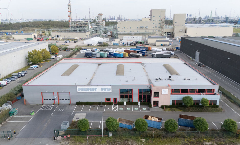 Dit semi-industrieel complex is uitstekend gelegen binnen de perimeter van de Haven van Antwerpen, vlak bij de Antwerpse Ring en langs de E34 richting Gent. Dankzij de strategische ligging geniet dit pand een vlotte bereikbaarheid, ideaal voor logistieke 
