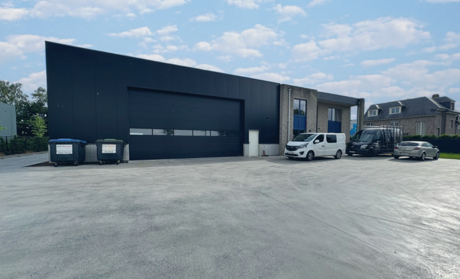 Op bedrijventerrein 'Rijkmaker' te Essen bieden we dit representatief bedrijfsgebouw te huur aan. Het betreft een gebouw met een oppervlakte van ca.490 m², bestaande uit 450 m² opslagruimte en 40 m² kantoorruimte. 

Het magazijn heeft een vrije hoogte 