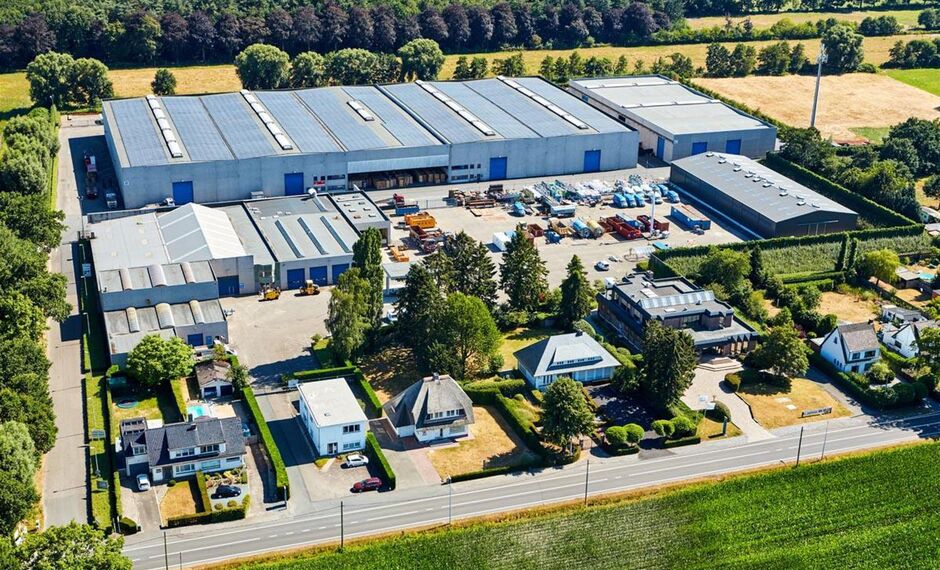 Het betreft de verhuur van een magazijn op de polyvalente industriële site 'De Klinkaard'. Deze locatie bevindt zich nabij de Nederlandse grens en de N11 dewelke zorgt voor een vlotte verbinding naar Antwerpen.
Het magazijn heeft een oppervlakte van 290