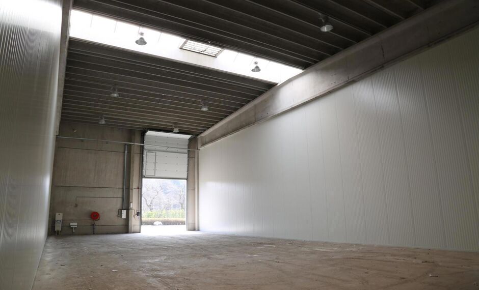 Het betreft de verhuur van een magazijn op de polyvalente industriële site 'De Klinkaard'. Deze locatie bevindt zich nabij de Nederlandse grens en de N11 dewelke zorgt voor een vlotte verbinding naar Antwerpen.
Het magazijn heeft een oppervlakte van 290