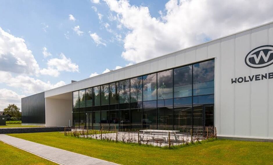 Op een strategische en uitstekend bereikbare locatie in Kontich bevindt zich dit instapklare en representatieve bedrijfsgebouw met een totale oppervlakte van 2.673 m&sup2;. Het pand combineert functionaliteit, ruimte en een verzorgde uitstraling, en vormt daa