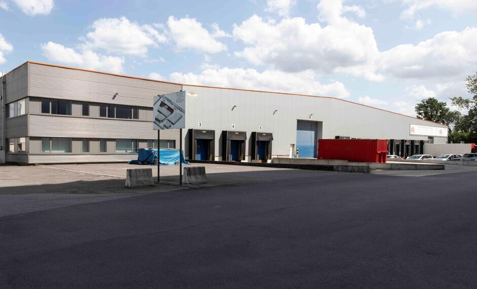 Het betreft een gerenoveerd industrieel gebouw gelegen te Londerzeel. De site geniet een uitstekende ligging nabij de A12 (Antwerpen - Brussel), de N16 (Mechelen - Sint-Niklaas) en de containerterminal van Willebroek.
De unit heeft een oppervlakte van c