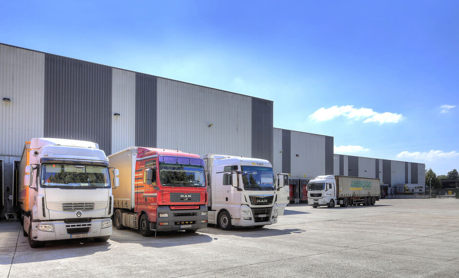 Het betreft de verhuur van een logistiek magazijn van 6.383 m² met 82 m² kantoorruimte te huur in Mechelen, in de industriezone Mechelen Noord 1, dewelke een uitstekende ligging geniet nabij de E19 (Brussel – Antwerpen).
Het gebouw heeft een vrije ho