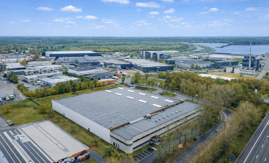 Het betreft een logistieke site gelegen aan de Blarenberglaan 19 in Industriezone Mechelen-Noord, met uitstekende visibiliteit langs de E19 Antwerpen–Brussel.
De site omvat 8.691 m² magazijn, ca. 3.200 m² gerenoveerde kantoren (gelijkvloers + verdiep