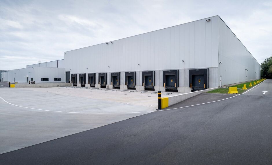Het betreft de verhuur van een modern logistiek gebouw gelegen te Willebroek. Deze site ligt nabij de A12 (Antwerpen - Brussel) en de containerterminal van Willebroek.
Het betreft een totale oppervlakte van ca. 7730 m², bestaande uit ca. 7529 m² opsla