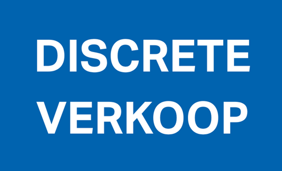 Op een uitstekende commerciële locatie langs de Boomsesteenweg in Aartselaar bieden wij dit multifunctionele bedrijfsgebouw te koop aan. Het gebouw heeft een totale oppervlakte van ca. 5.246 m² en is gelegen op een ruim perceel van 8.568 m², bestemd al