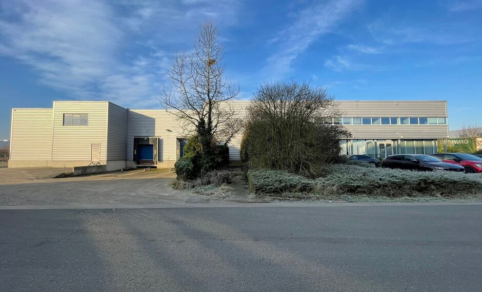 Het betreft de verkoop van een representatief bedrijfsgebouw op een perceel van ca. 8 559 m&sup2; in de industriezone "Pullaar 1" te Puurs. Dit gebouw geniet een strategische ligging dankzij de nabijheid van de A12 (Antwerpen - Brussel) op 2 km en de N16 (Mec