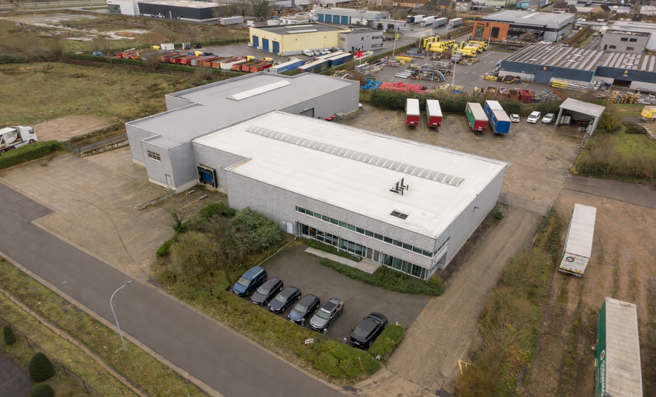 Het betreft de verkoop van een representatief bedrijfsgebouw op een perceel van ca. 8 559 m&sup2; in de industriezone "Pullaar 1" te Puurs. Dit gebouw geniet een strategische ligging dankzij de nabijheid van de A12 (Antwerpen - Brussel) op 2 km en de N16 (Mec