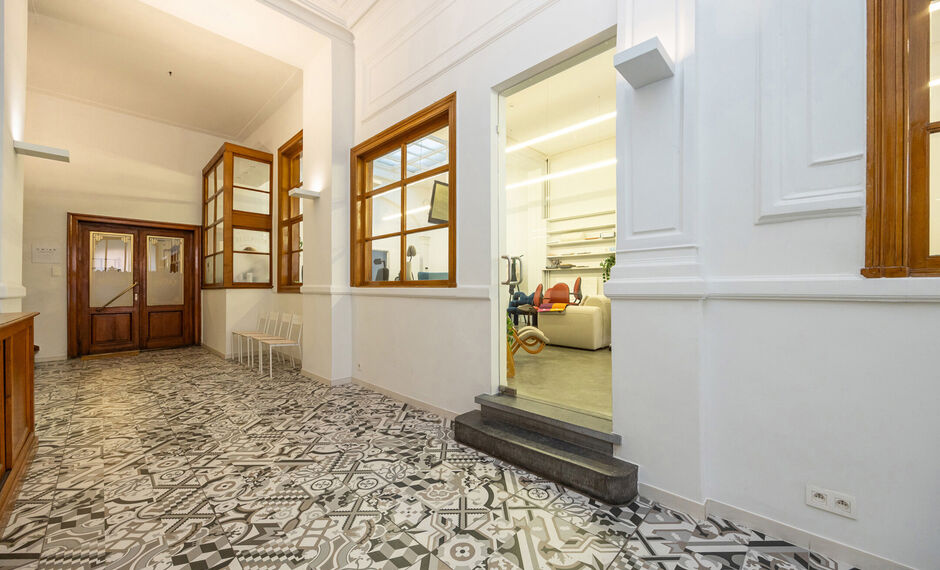 In het authentieke gebouw ‘The Grain Embassy’ op het Eilandje komt deze uitzonderlijke commerciële ruimte beschikbaar. Dit karaktervolle pand biedt een unieke opportuniteit voor wie op zoek is naar een kantoorruimte of showroom te huur in Antwerpen m