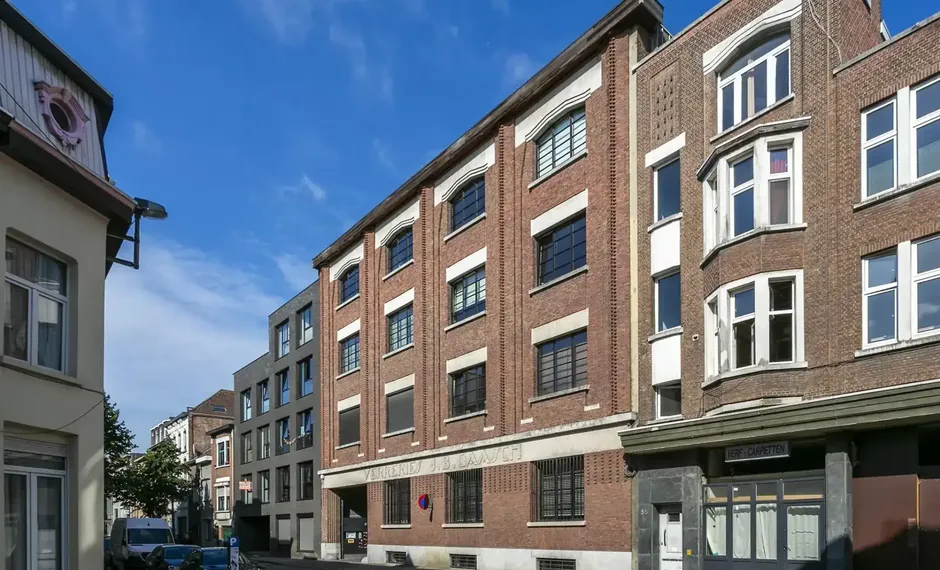 Deze instapklare kantoorruimte is gelegen aan de Oudesteenweg 33 te Antwerpen en heeft een totale oppervlakte van ca. 215 m&sup2;, verdeeld over twee niveaus (gelijkvloers en -1). Dankzij de functionele indeling en kwalitatieve afwerking is deze ruimte uiterm