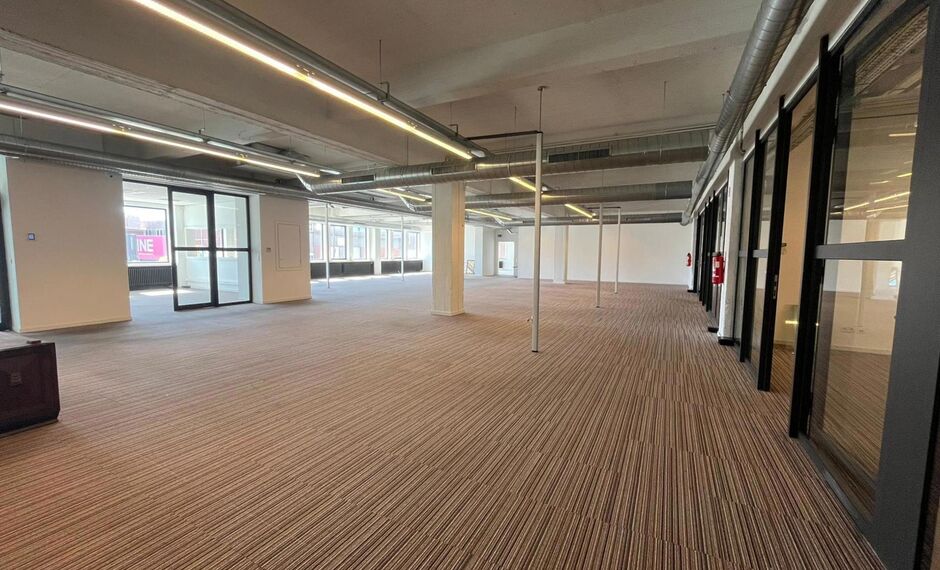 Deze kantoorruimte van ca. 600 m² bevindt zich op het gelijkvloers en biedt een vrije inrichting. De ruimte is momenteel reeds ingedeeld in een combinatie van open landschap en verschillende afzonderlijke kantoorruimtes, wat zorgt voor een praktische en