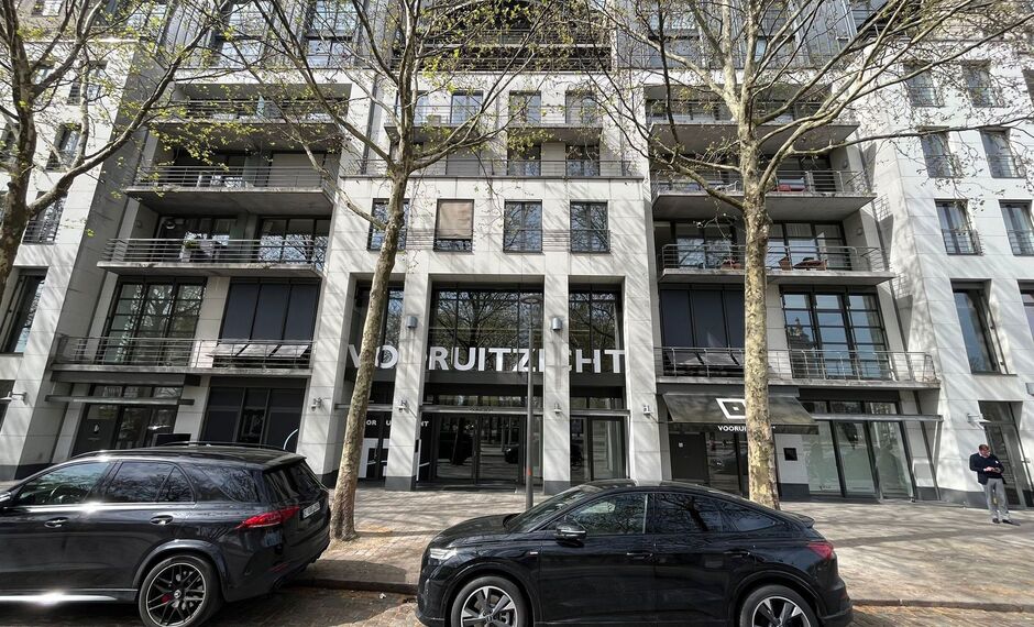 Deze kantoorruimte/showroomruimte van ca. 276 m² bevindt zich op een absolute toplocatie aan de Leopold De Waelplaats, in het hart van het bruisende Antwerpen Zuid. De gelijkvloerse unit is gelegen onder de kantoren van projectontwikkelaar Vooruitzicht e