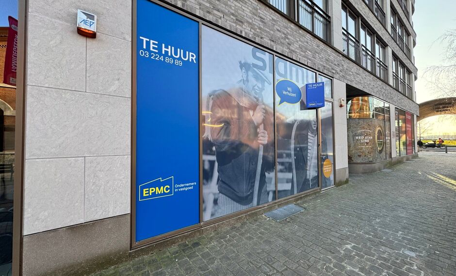 Het betreft een gelijkvloerse kantoorruimte gelegen op het Eilandje te Antwerpen.
Het kantoor heeft een oppervlakte van ca. 120 m² en is modern afgewerkt.
Dankzij de grote raampartije, hoge plafonds en open landscape inrichting geniet men van een aang