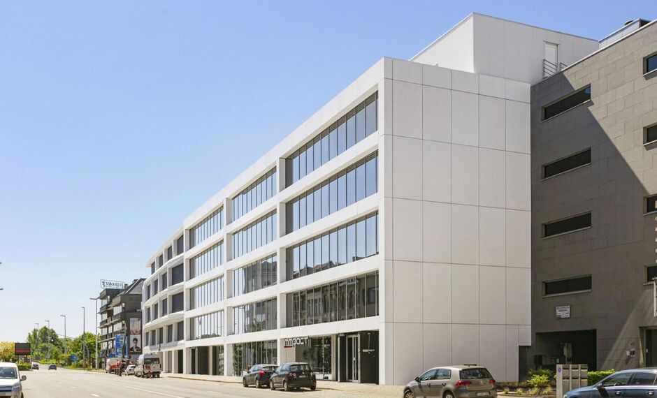 In de Generaal Lemanstraat 61 te Antwerpen-Berchem bevindt zich een recent gerenoveerde kantoorruimte met een eigentijdse uitstraling, volledig aangepast aan de noden van de moderne kantoorgebruiker anno 2025-2026.
Het gelijkvloers beschikt over een oppe