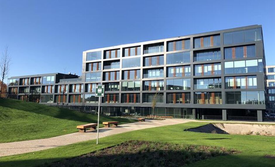 Aan de Posthofbrug in Antwerpen, op een zichtlocatie vlak naast de Antwerpse Ring, bevindt zich een moderne en representatieve kantorensite met een uitstekende bereikbaarheid. Binnen dit project wordt de gelijkvloerse verdieping van ca. 1.014 m² aangebod