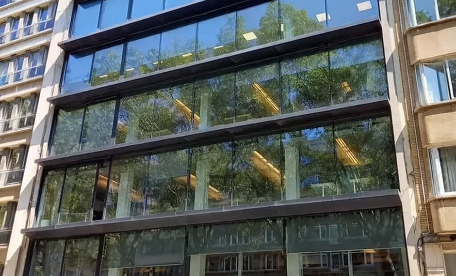 Instapklare kantoorruimte op een uitstekende en strategische ligging, ideaal voor organisaties die comfort en bereikbaarheid centraal stellen.
De kantoorruimte van 364 m², gelegen op de 1ste verdieping, beschikt over een heldere en goed indeelbare werkz