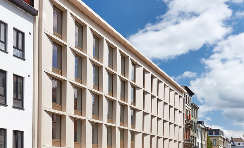 Binnen het recent opgeleverde Maritiem House aan de Olijftakstraat 7 komt op de tweede verdieping een kantoorruimte van 727 m² beschikbaar. Dit moderne en energiezuinige gebouw, in samenwerking met Clockwise Business Center, biedt een inspirerende werkom