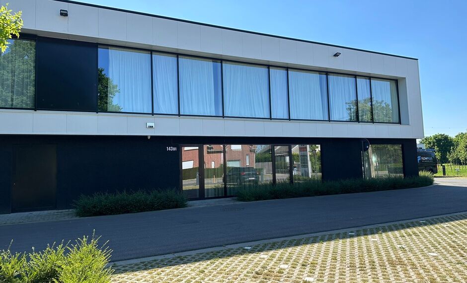 In het nieuwbouw bedrijvenpark, langsheen de Abtsdreef, bieden wij dit prachtig ingerichte kantoor te huur aan. Dit kantoor geniet een uitstekende ligging te Stabroek nabij de Haven van Antwerpen.
Het kantoor heeft een oppervlakte van ca. 100 m² en is
