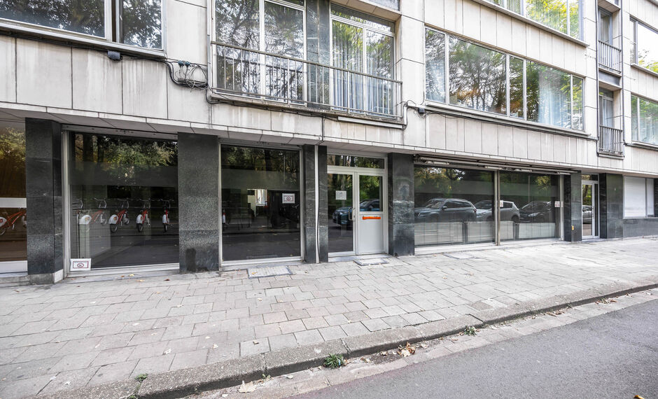 Dit commercieel handelspand met centrale ligging heeft een oppervlakte van 236m² en een etalage breedte van 15 m.
Het handelspand is ingedeeld in verschillende ruimtes/ kantoren/ burelen door verschillende raampartijen en is multifunctioneel.
Er is