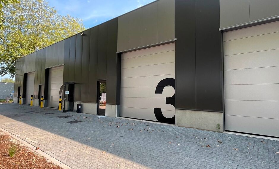 Het betreft de verhuur van een uitstekend gelegen nieuwbouw KMO-unit aan de Maccabilaan te Hoboken. Dit project ligt op een boogscheut van het centrum van Antwerpen en biedt een prima verbinding met de belangrijkste snelwegen (A12/E19/E17).
De KMO-unit