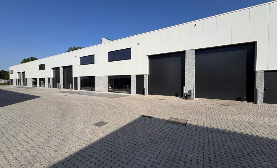 Deze KMO-unit, gelegen aan de Starrenhoflaan in Kapellen, heeft een oppervlakte van ca. 234 m&sup2; en wordt aangeboden tegen een huurprijs van &euro; 22.200/jaar. De ligging is bijzonder gunstig, met een vlotte aansluiting op de Kapelsestraat, de Kalmthoutseste