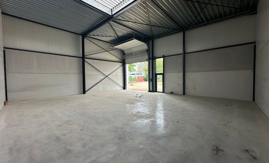 In dit nieuwbouwproject in industriezone 'De Vloeiende' te Kapellen bieden wij deze KMO-unit te huur aan. Het project is zeer centraal gelegen in de regio Kapellen/Ekeren/Brasschaat en biedt een vlotte verbinding met de Antwerpse Haven.

Deze hoekunit hee