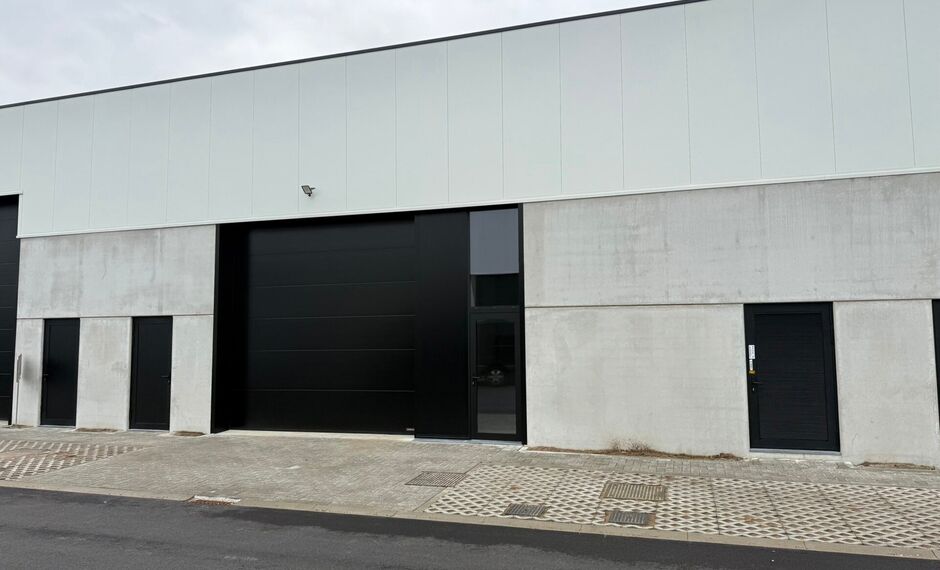 In dit nieuwbouwproject in industriezone 'De Vloeiende' te Kapellen bieden wij deze KMO-unit te huur aan. Het project is zeer centraal gelegen in de regio Kapellen/Ekeren/Brasschaat en biedt een vlotte verbinding met de Antwerpse Haven.
Deze unit heeft e