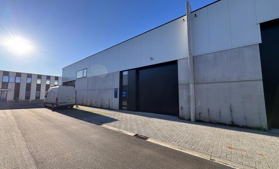 In dit nieuwbouwproject in industriezone 'De Vloeiende' te Kapellen bieden wij deze KMO-unit te huur aan. Het project is zeer centraal gelegen in de regio Kapellen/Ekeren/Brasschaat en biedt een vlotte verbinding met de Antwerpse Haven.
Deze unit heeft e