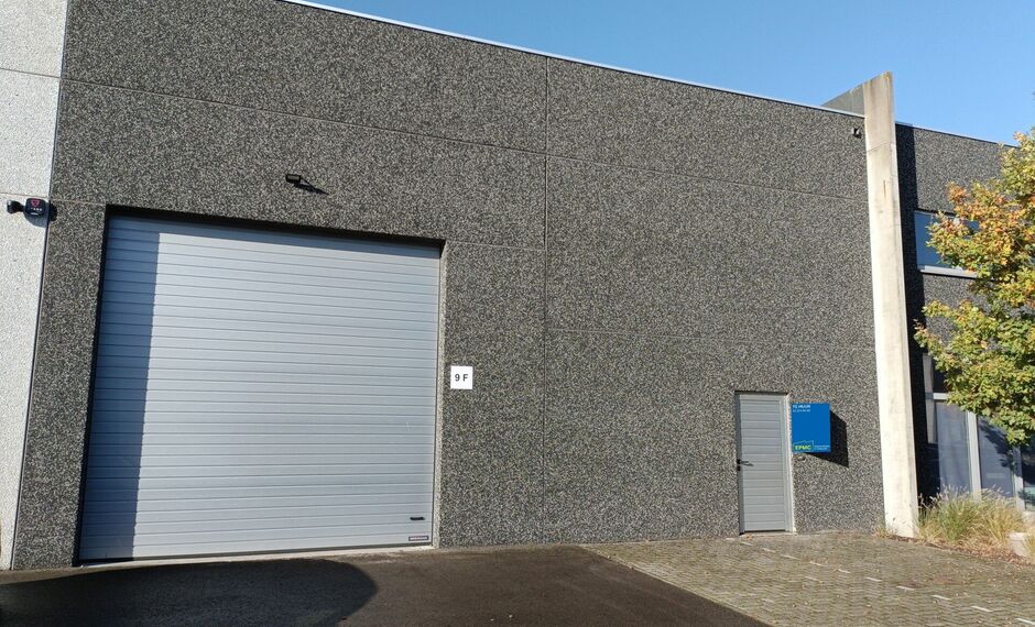 De KMO-unit is gelegen in bedrijvenpark Elzenbroek te Waarloos (Kontich). Dankzij de strategische ligging, geniet de site van een goede ontsluiting richting Antwerpen en Brussel.
Het pand behelst een oppervlakte van ca. 228 m² opslagruimte, met een vri